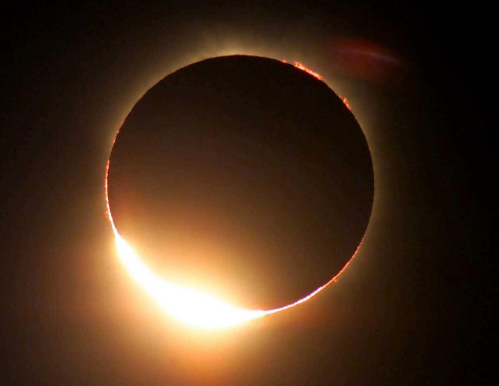 Eclipse solar fotografado da Austrália em 2002 — Foto: AFP