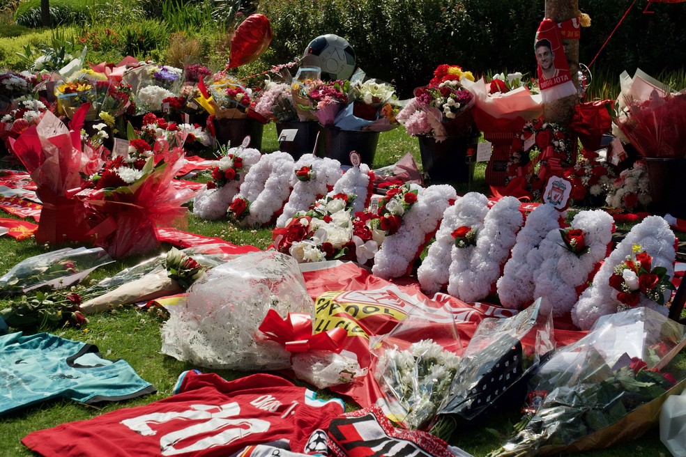 Torcida do Liverpool presta homenagens a Diogo Jota nos arredores de Anfield Road — Foto: Paul BARKER / AFP