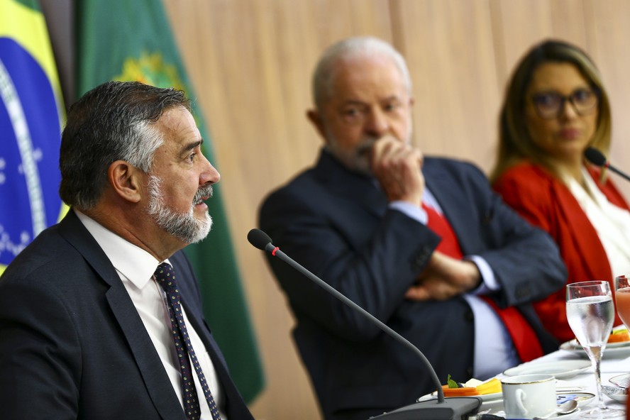 Paulo Pimenta e Lula (com Janja): de olho na aprovação do governo em pesquisas (e na nova campanha da Secom)