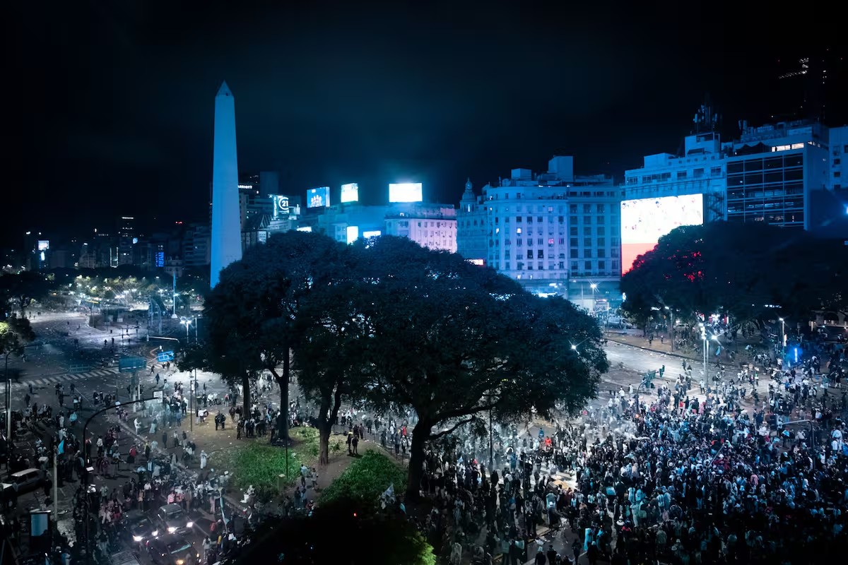 Protesto de torcedores argentinos termina em confronto com a polícia