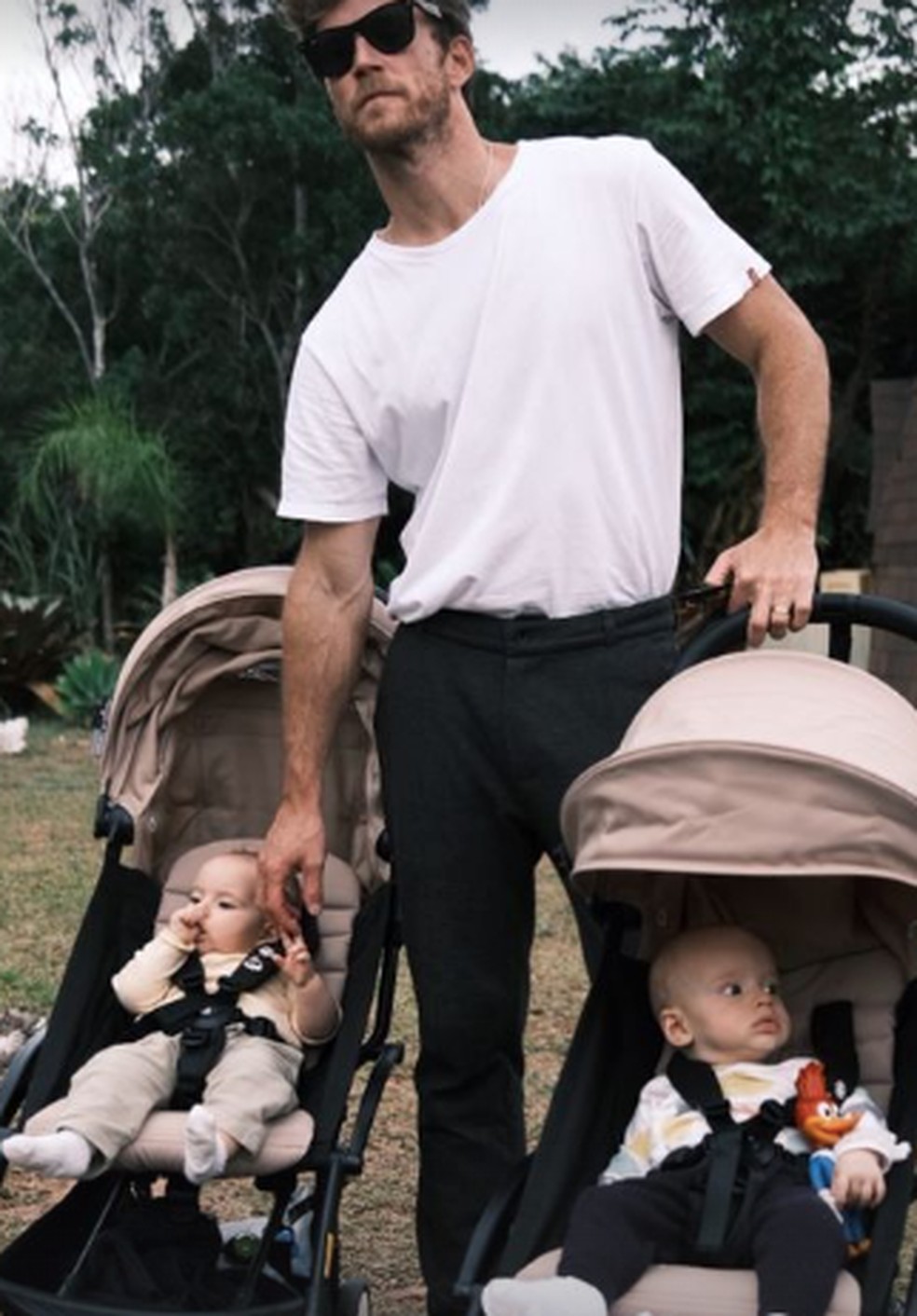 Rodrigo Calazans, marido de Isa Scherer, e os filhos do casal, Mel e Bento — Foto: Reprodução