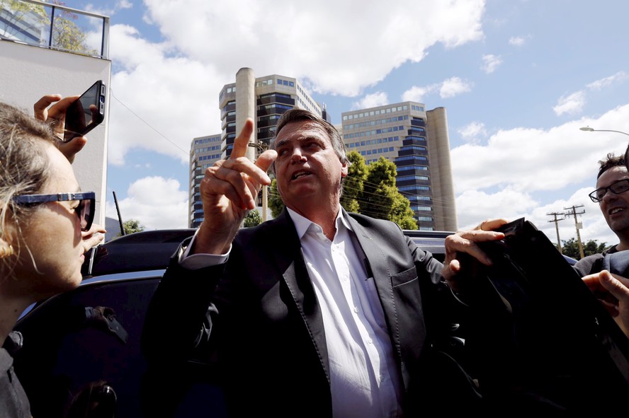 Bolsonaro fica proibido de ter contato com outros investigados, como  Valdemar e Braga Netto