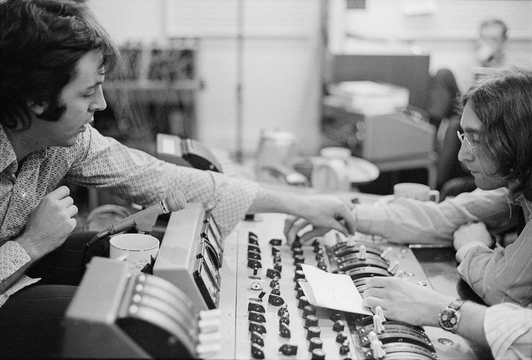 Paul McCartney  e John Lennon  nas gravações do álbum branco — Foto: Reprodução