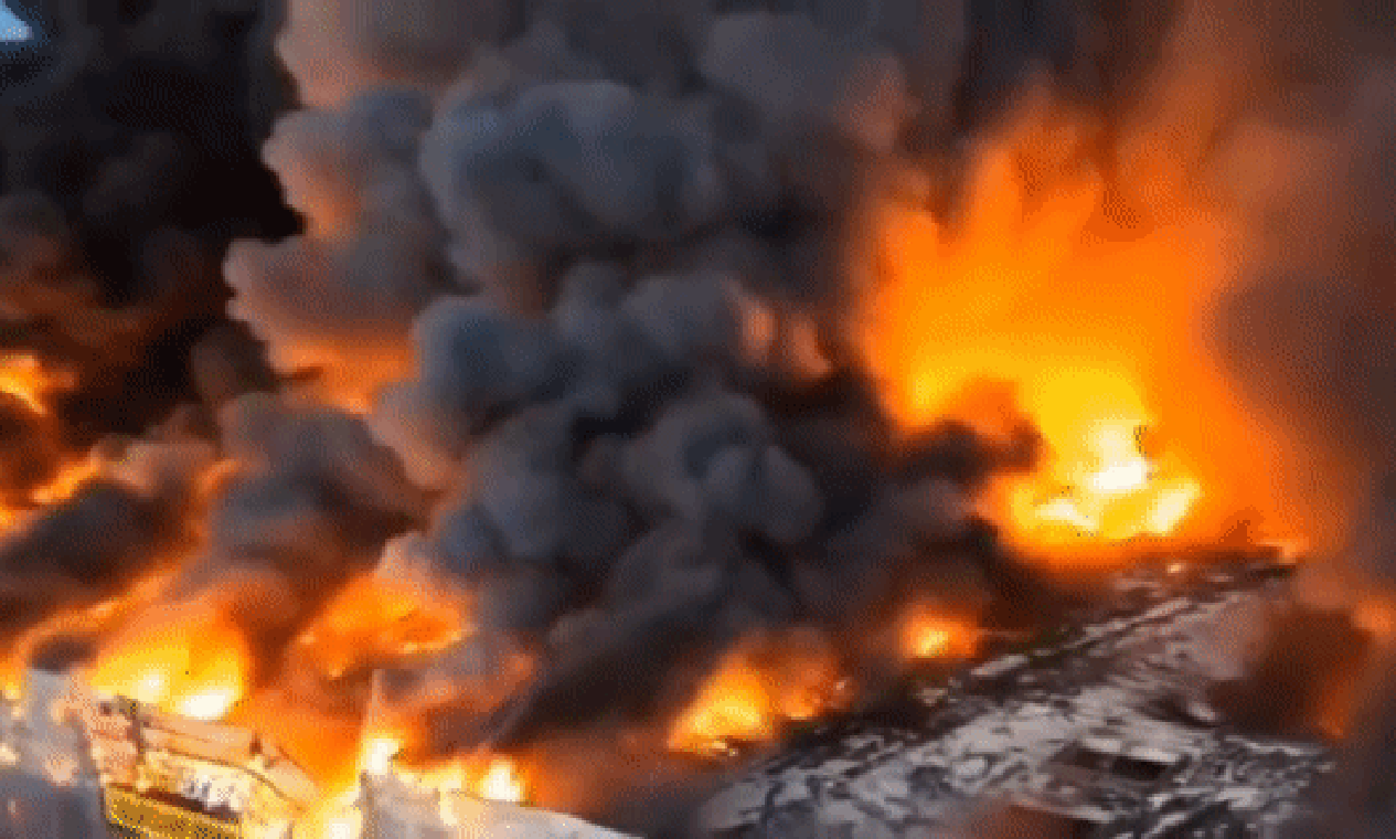 Grande incêndio destrói shopping e encobre Varsóvia de fumaça; vídeo