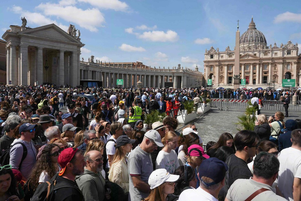 Fiéis se aglomeram na Praça São Pedro, para ver o Para pela última vez — Foto: Dimitar Dilkoff/AFP