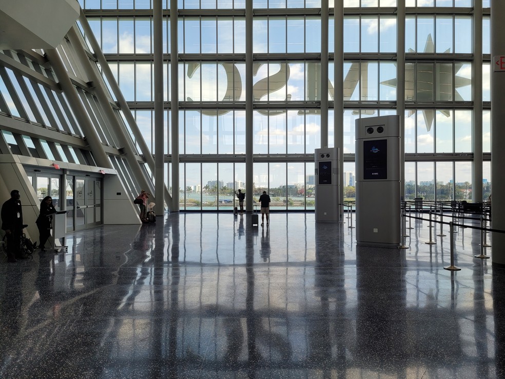 Salão do maior terminal de passageiros do mundo, que a MSC Cruzeiros inaugurou no Porto de Miami no começo de abril de 2025 — Foto: Eduardo Maia / O Globo