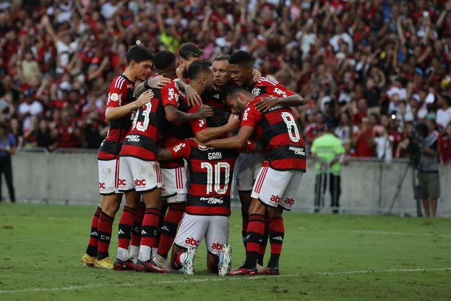 Camelô beija a careca de Sampaoli após ganhar uma camisa do Flamengo :  r/futebol