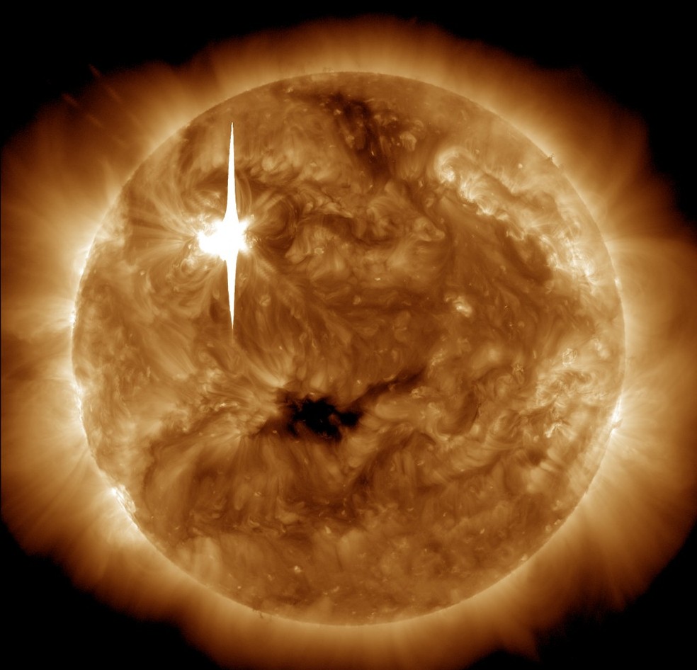 Explosão é vista no flash brilhante no canto superior esquerdo do Sol — Foto: Nasa