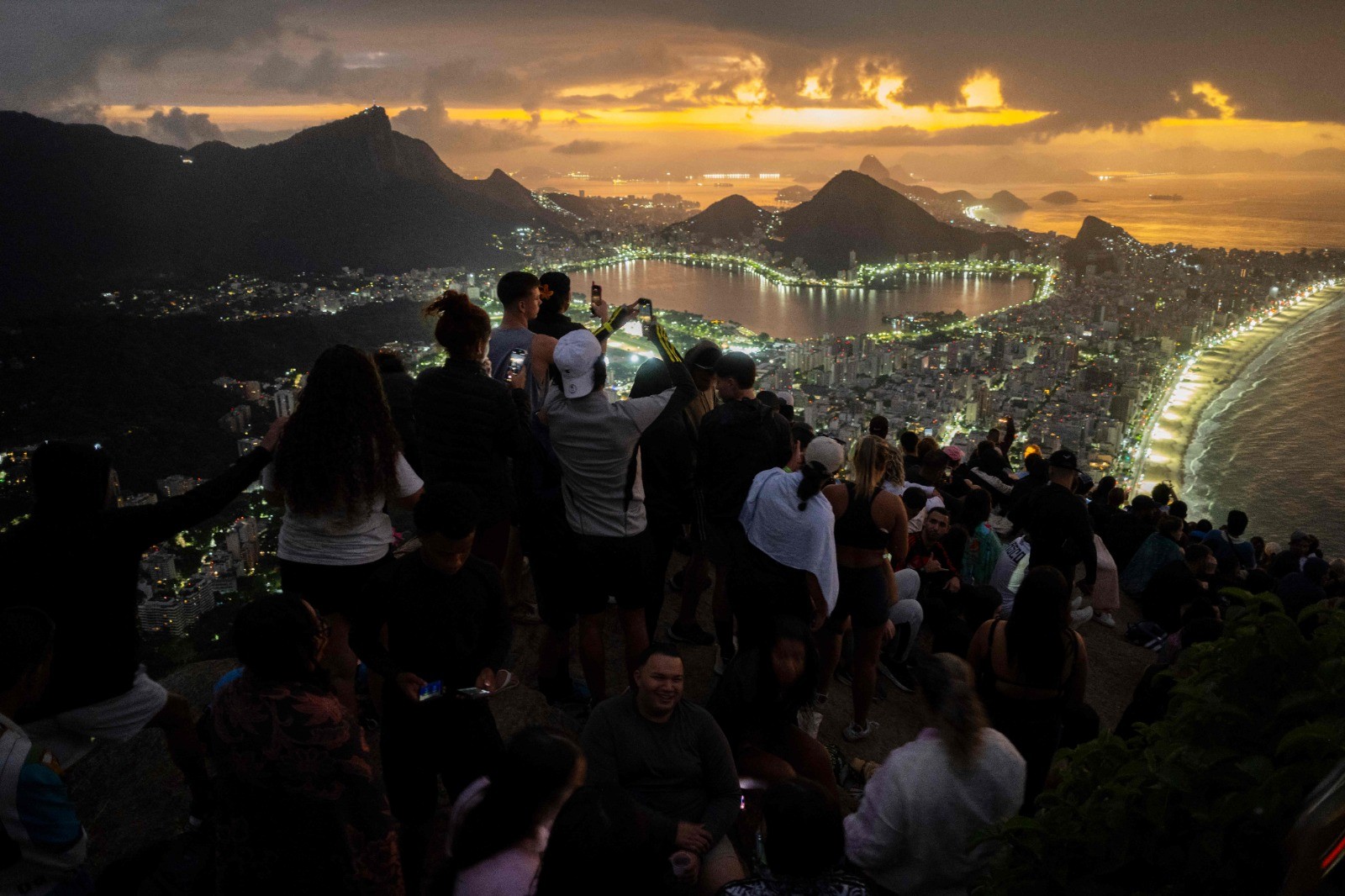 Um dia após visitantes ficarem 'ilhados', topo do Morro Dois Irmãos fica lotado no nascer do sol