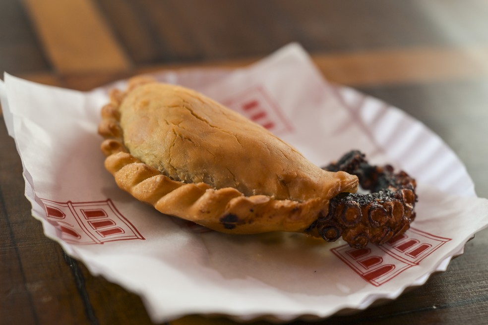 A empanada de polvo do Gonza: prato mais vendido do Rio Gastronomia — Foto: Alex Ferro