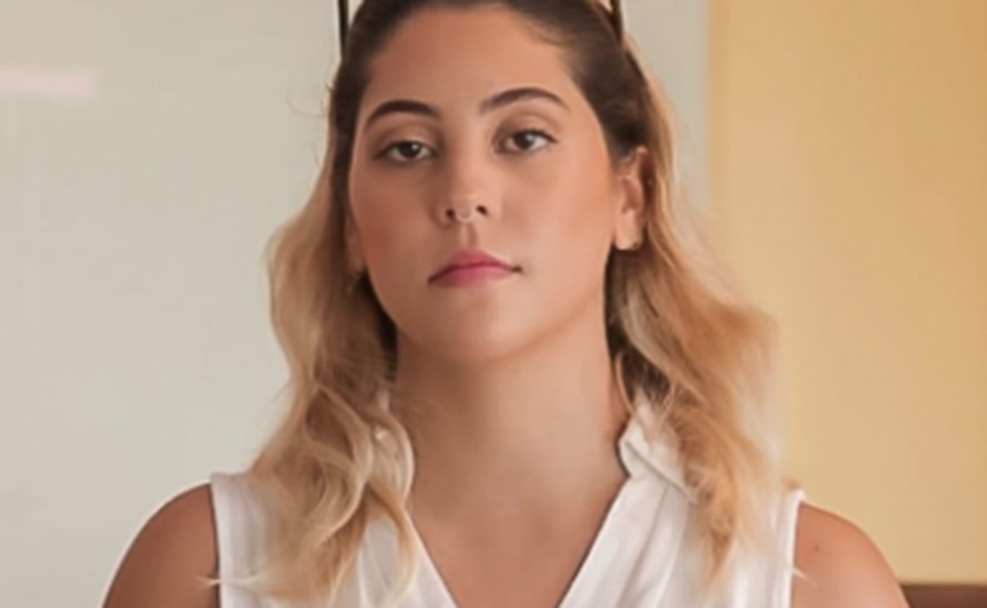A atriz e blogueira Dora Figueiredo protagoniza o 'drama' do 'apartamentinho colorido'