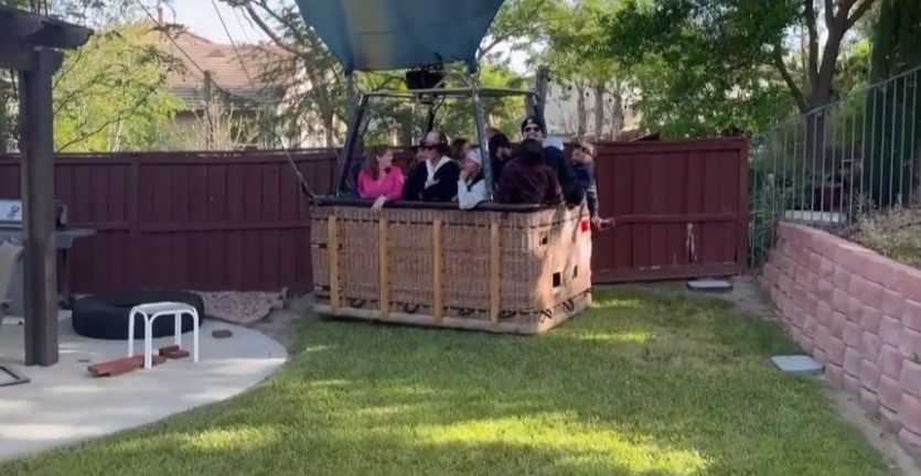 Balão com 13 pessoas faz pouso de emergência em quintal de casa na Califórnia e surpreende moradores