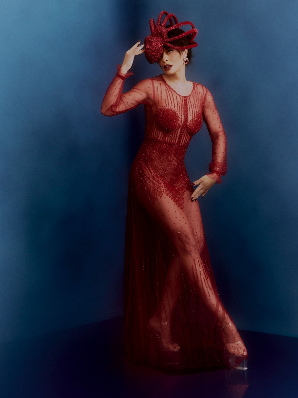 Vestido Israel Valentim, brincos Dolce & Gabbana, headpiece Dyonisias e sapatos acervo do stylist — Foto: Bruna Castanheira