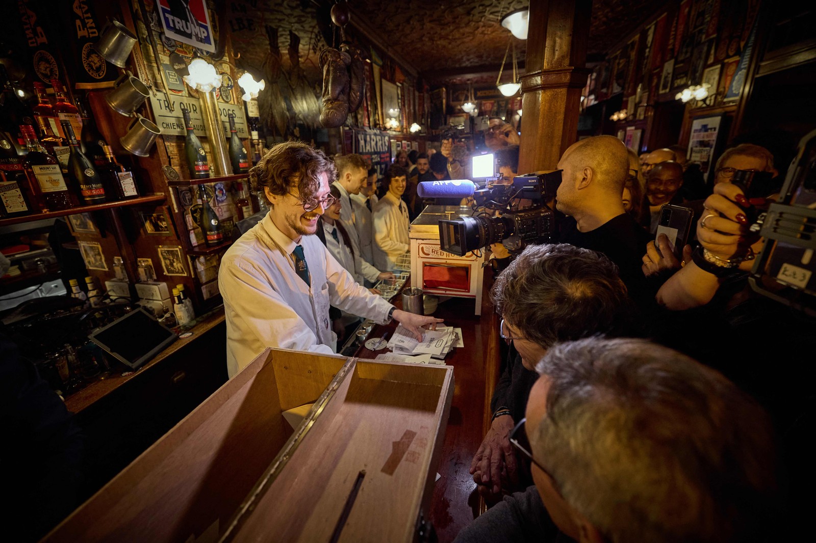 Bar oráculo: estabelecimento em Paris faz sua própria eleição americana ...