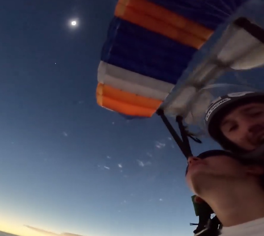 Paraquedistas flagram eclipse durante salto em Dallas