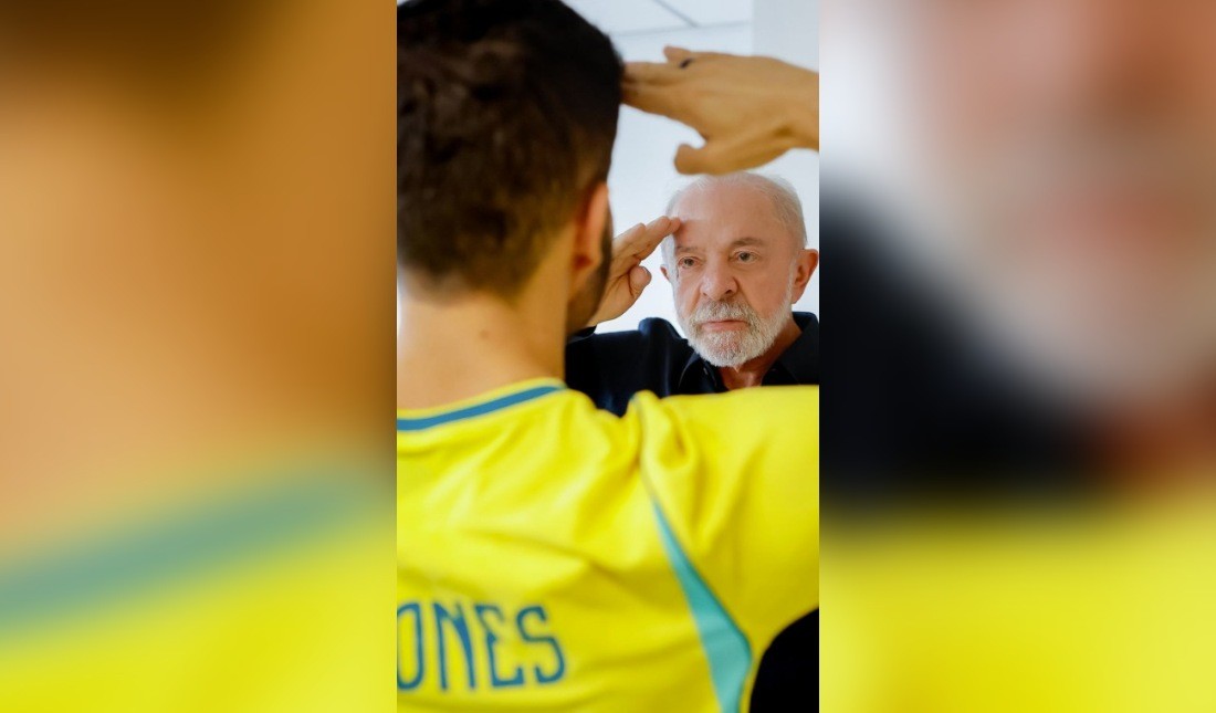 Lula ganha celular para entrar no 'Exército' de Janones e promete usá-lo em live se grupo chegar a 10 milhões