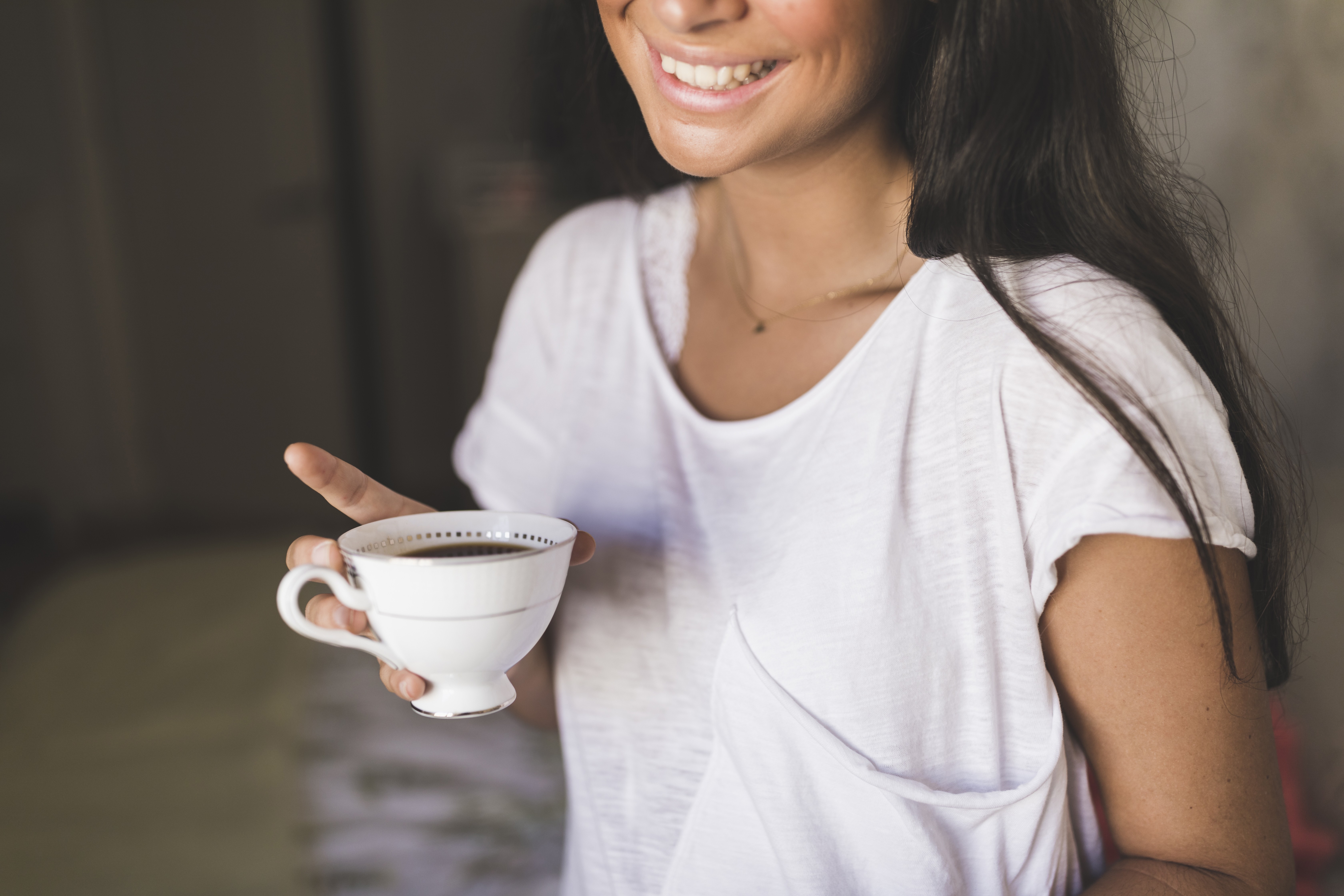Tomar café logo ao abrir os olhos pode estar arruinando sua energia para o resto do dia: diz especialista