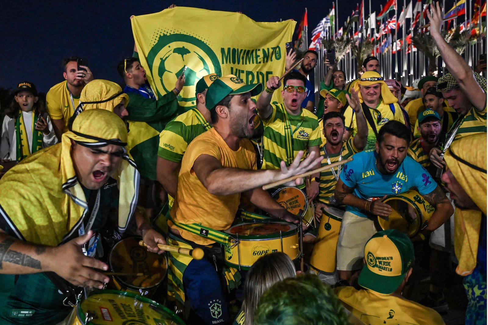 Torcedores do Brasil reunidos no Flag Plaza, em Doha, durante a Copa do Mundo de Futebol do Catar 2022.  — Foto: NELSON ALMEIDA/AFP