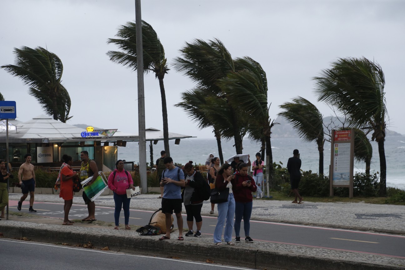 com previsão de rajadas de até 76 km/h, Rio entra em Estágio 2