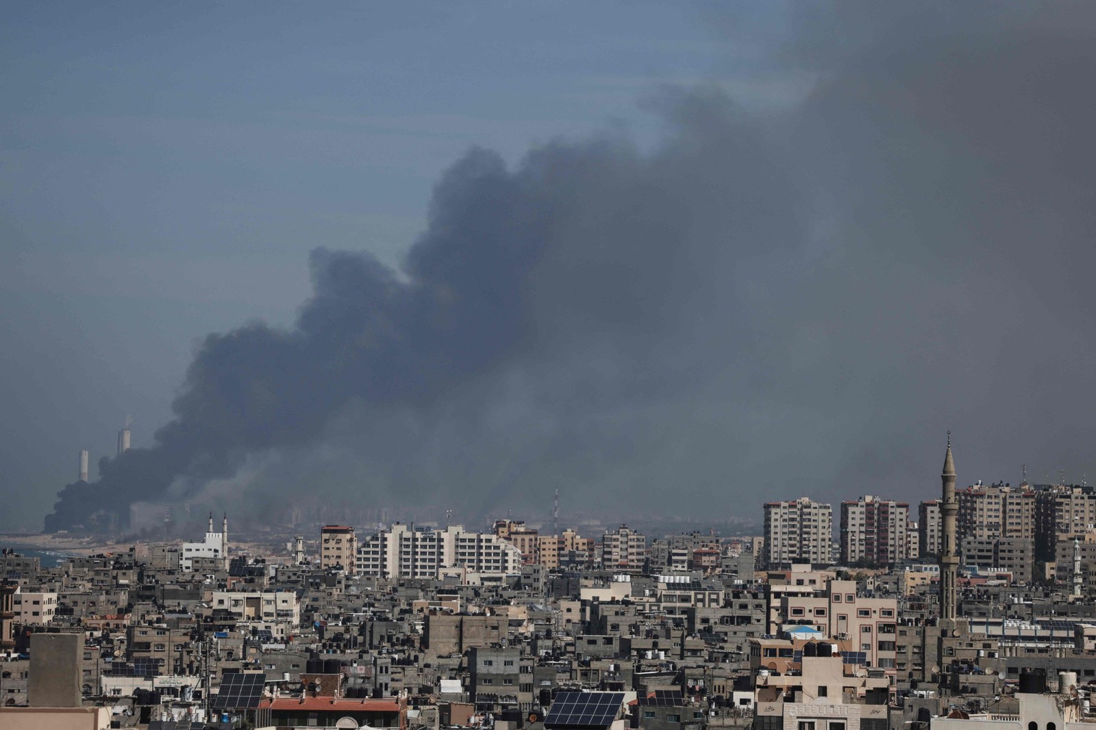 Fumaça se espalha pelo lado israelense da fronteira com Gaza vista da Cidade de Gaza em 7 de outubro de 2023 após uma série de ataques matinais com foguetes da Faixa de Gaza contra Israel – MOHAMMED ABED / AFP