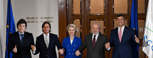 Presidentes da Argentina, Uruguai, Comissão Europeia, Brasil e Paraguai, posam para foto — Foto: Eitan ABRAMOVICH / AFP