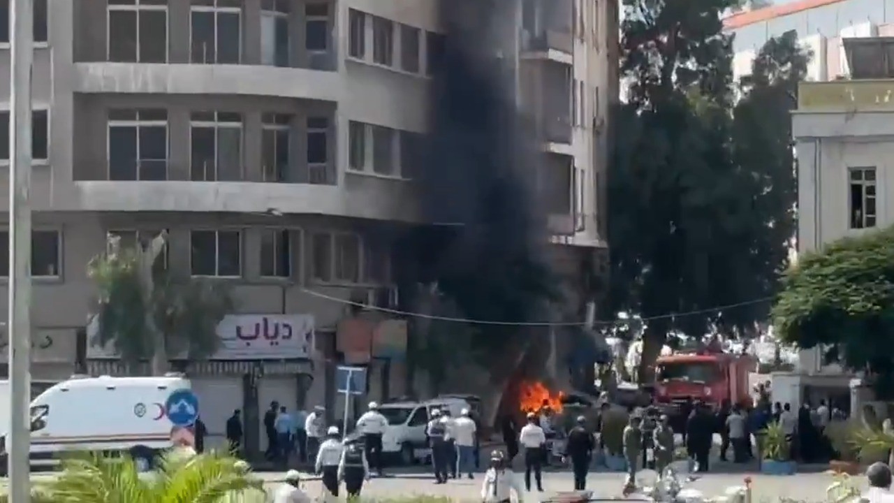 Vídeos mostram momento de explosões em Damasco durante visita de Macron à Síria