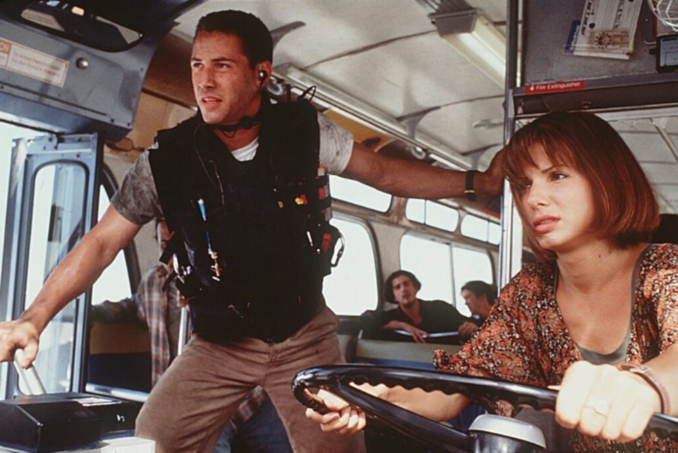 Keanu Reeves e Sandra Bullock em cena de "Velocidade Máxima" — Foto: Divulgação