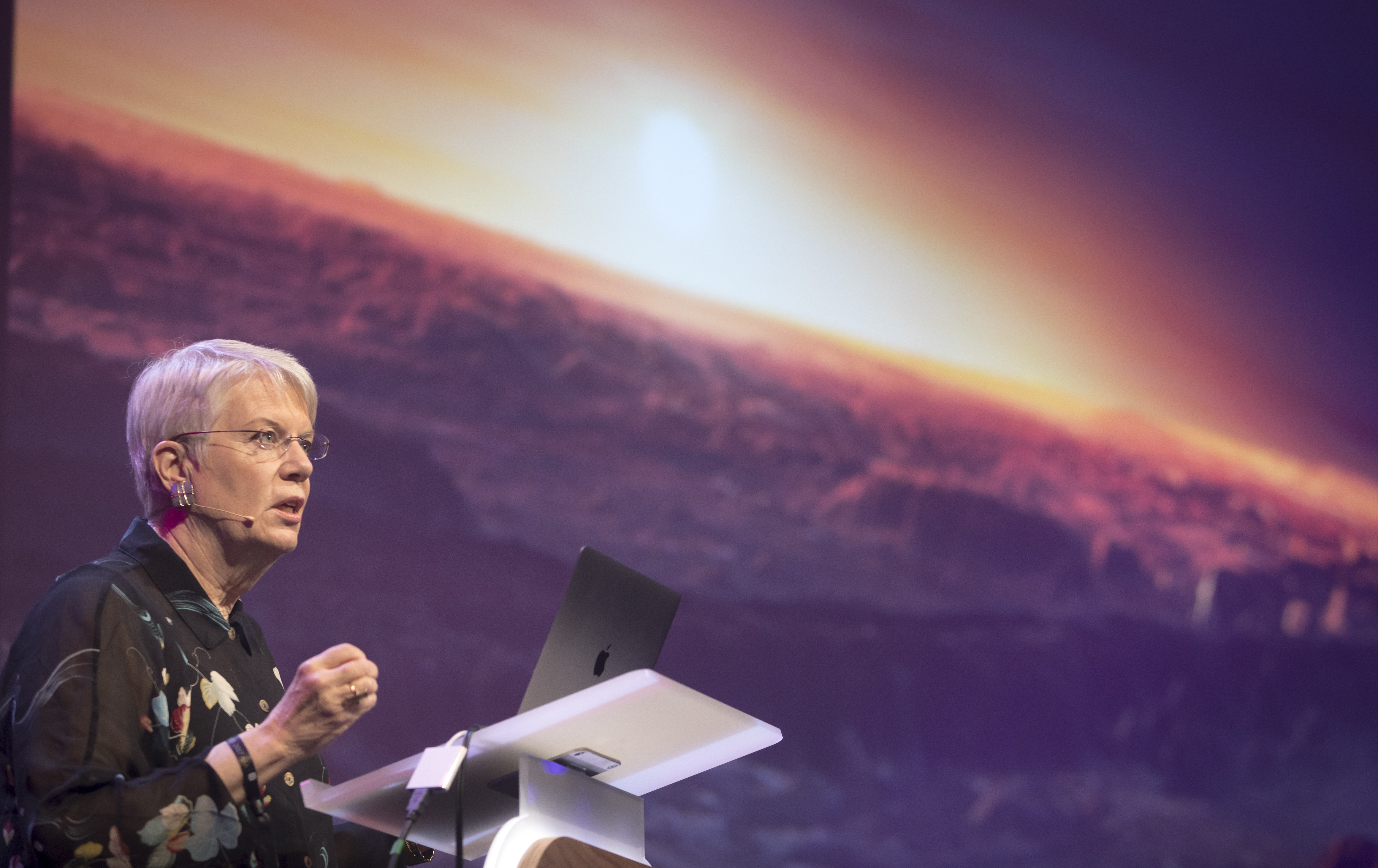 ‘Precisamos encontrar uma maneira de não nos destruirmos’, diz astrônoma que busca vida extraterrestre