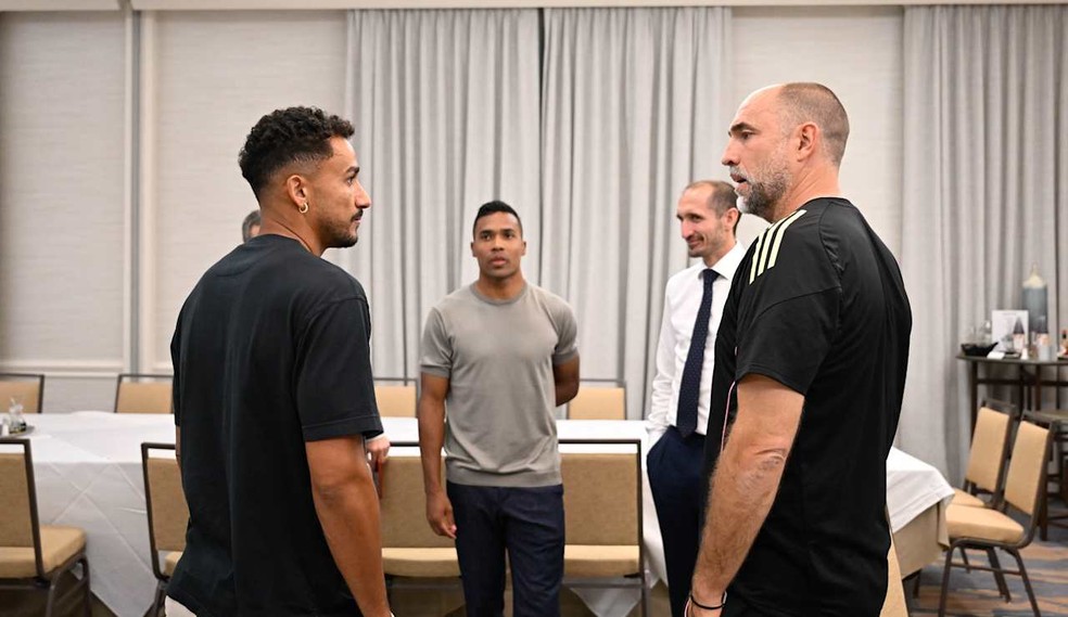 Alex Sandro e Danilo visitam hotel da Juventus durante Mundial de Clubes — Foto: Divulgação/Juventus