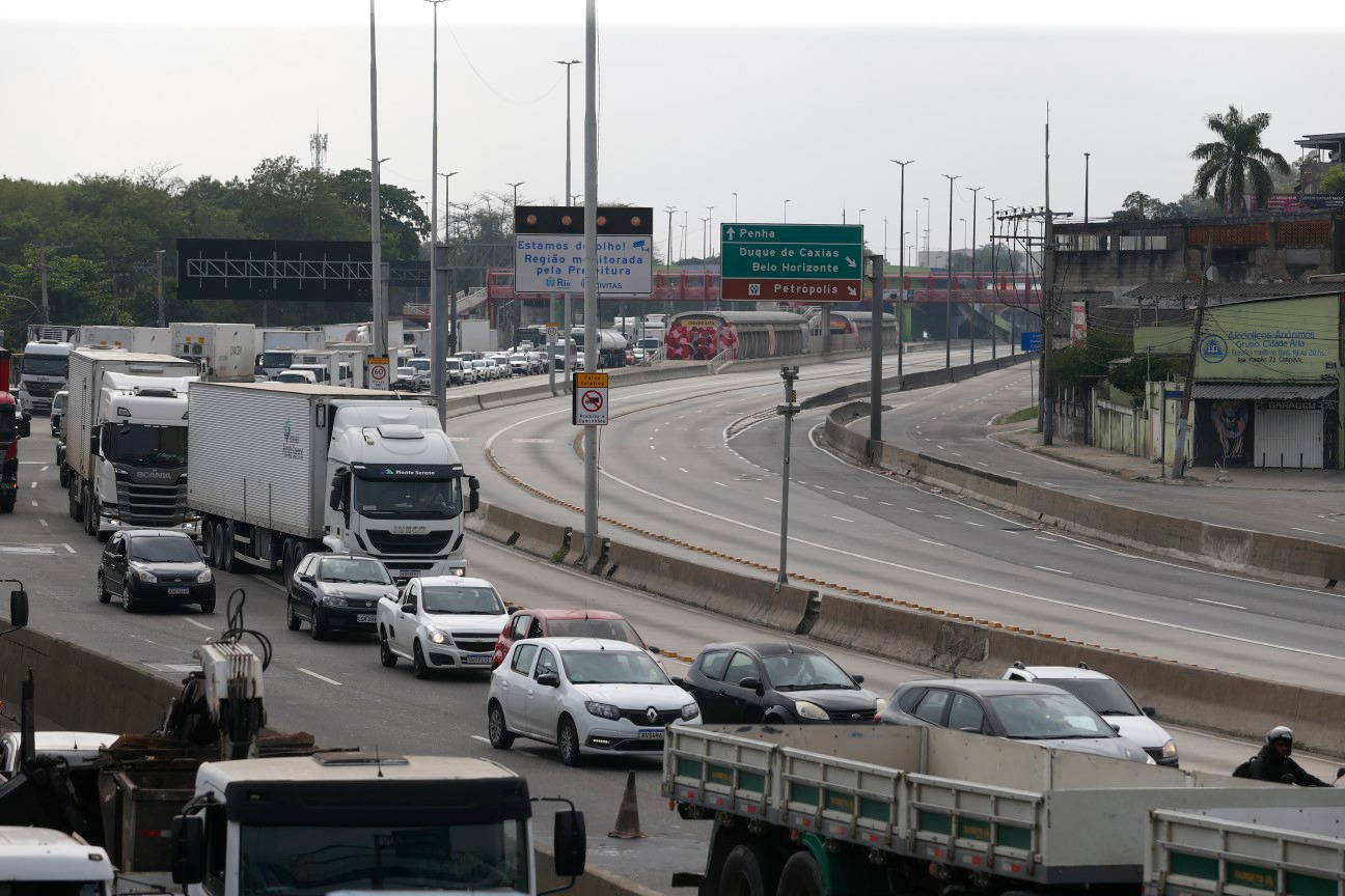 Devido a uma operação policial no Complexo de Israel, na Zona Norte, nesta quinta-feira, uma parte da Avenida Brasil se encontra fechada. — Foto: Fabiano Rocha / Agência O Globo