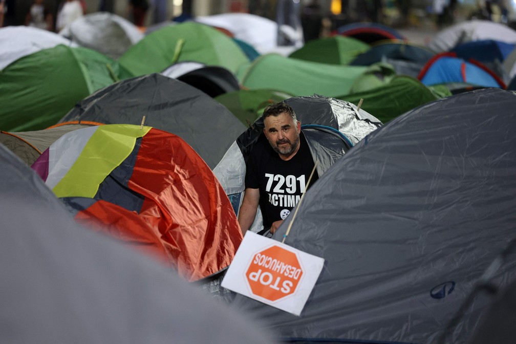 Centenas acampam na Puerta del Sol contra a crise da moradia na Espanha