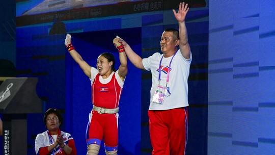Atleta da Coreia do Norte volta a competir após quatro anos e bate recorde mundial em levantamento de peso