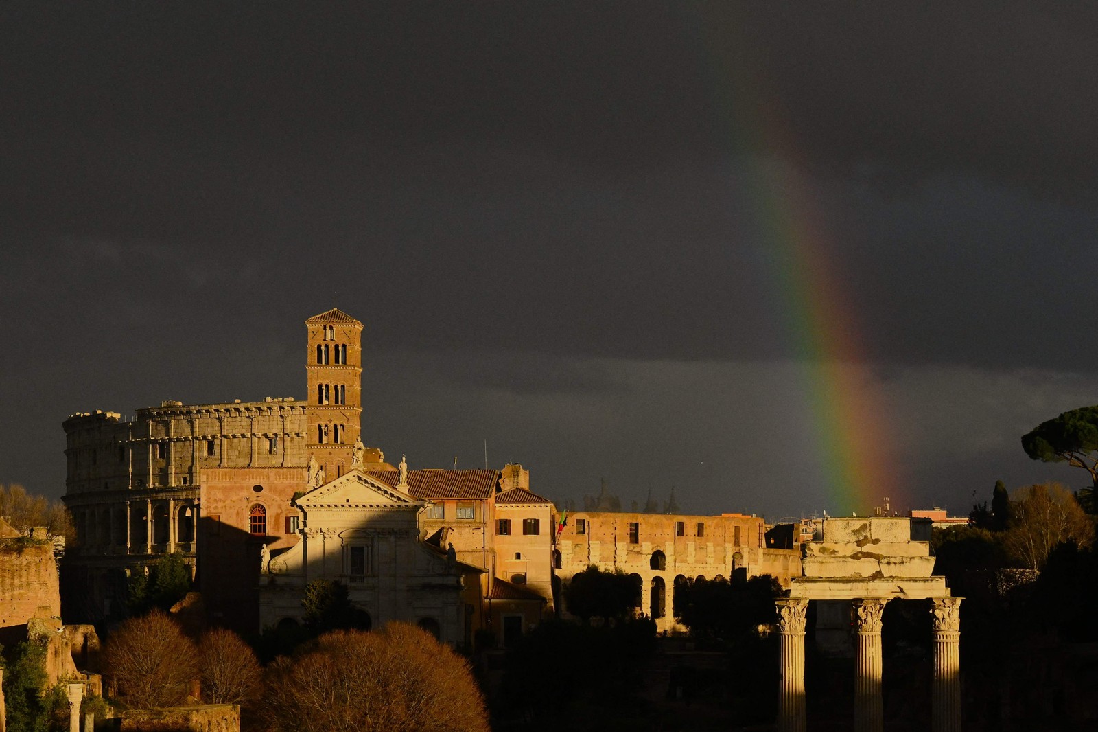Arco-íris é visto próximo ao Coliseu, em Roma — Foto: VINCENZO PINTO/AFP
