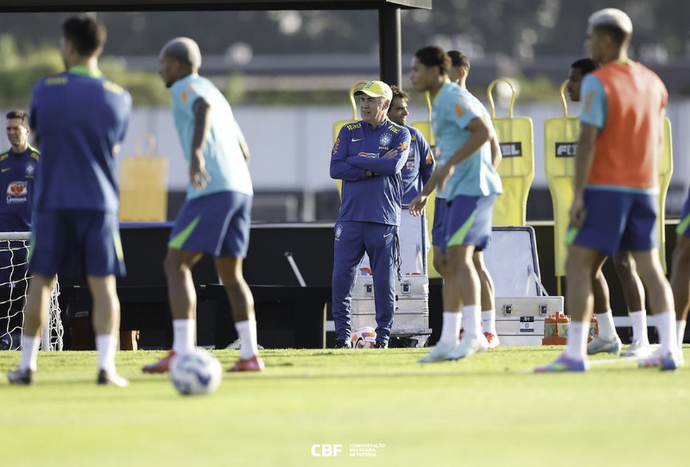 Ancelotti observa a atividade no campo do primeiro dia de treino da seleção — Foto: Rafael Ribeiro/CBF