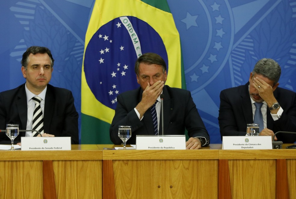 Bolsonaro entre os presidentes do Senado, Rodrigo Pacheco (PSD-MG) e Arhtur Lira (PP-AL), seus aliados na aceleração da tramitação da PEC Eleitoral — Foto: Cristiano Mariz