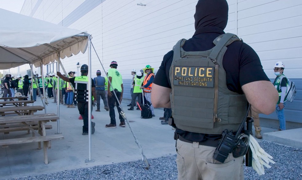 Agente do serviço de imigração durante operação em campo de construção de fábrica de baterias elétricas no estado americano da Geórgia — Foto: US Immigration and Customs Enforcement / AFP