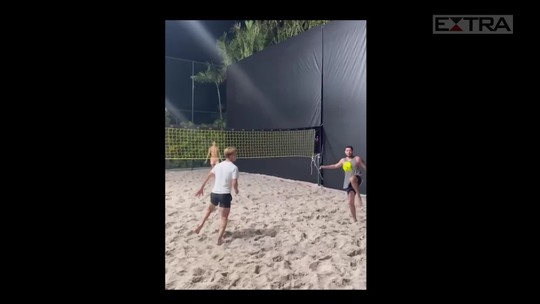 João Félix, do Chelsea, joga futvôlei e futmesa em praia do Rio; veja vídeo