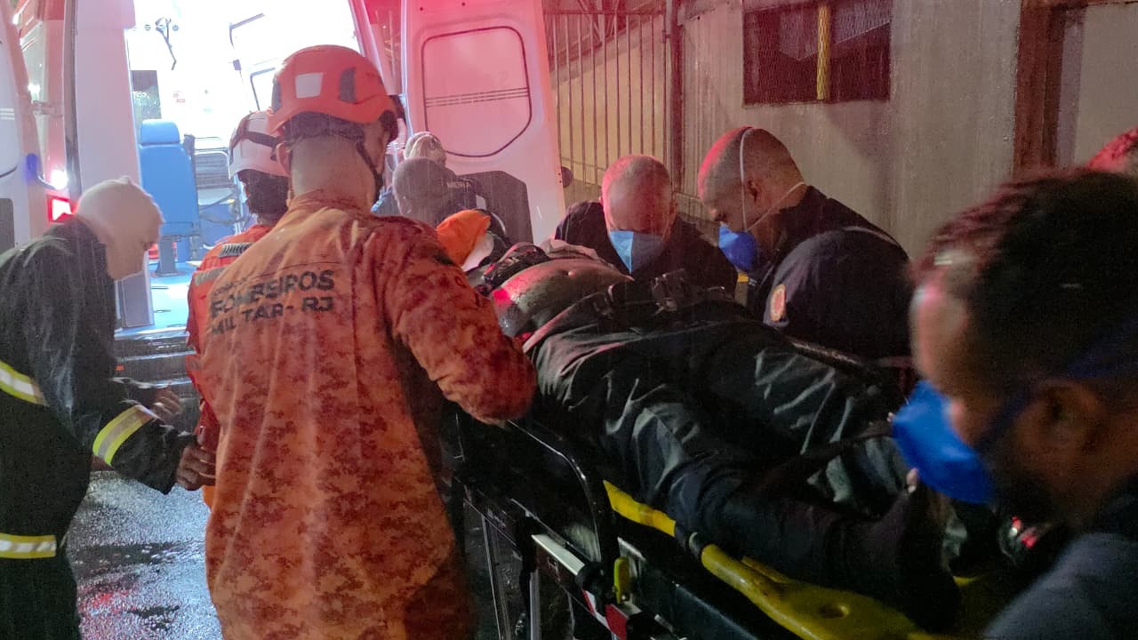 Equipes de emergência socorrem pessoa durante incêndio no Shopping Tijuca — Foto: Felipe Grinberg