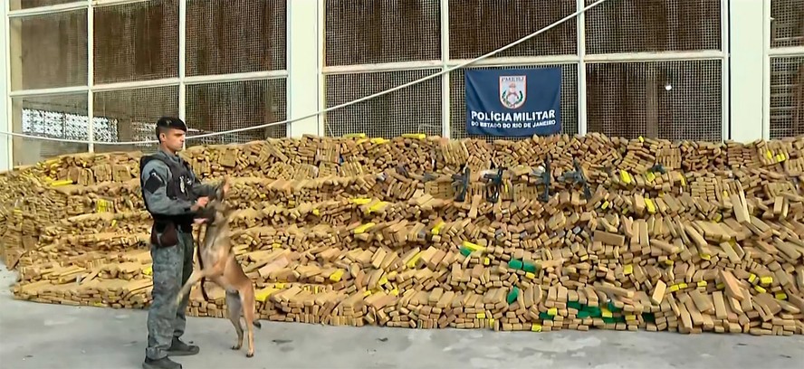 Retirada do entorpecente mobilizou dezenas de agentes por cerca de cinco horas e exigiu o uso de quatro caminhões