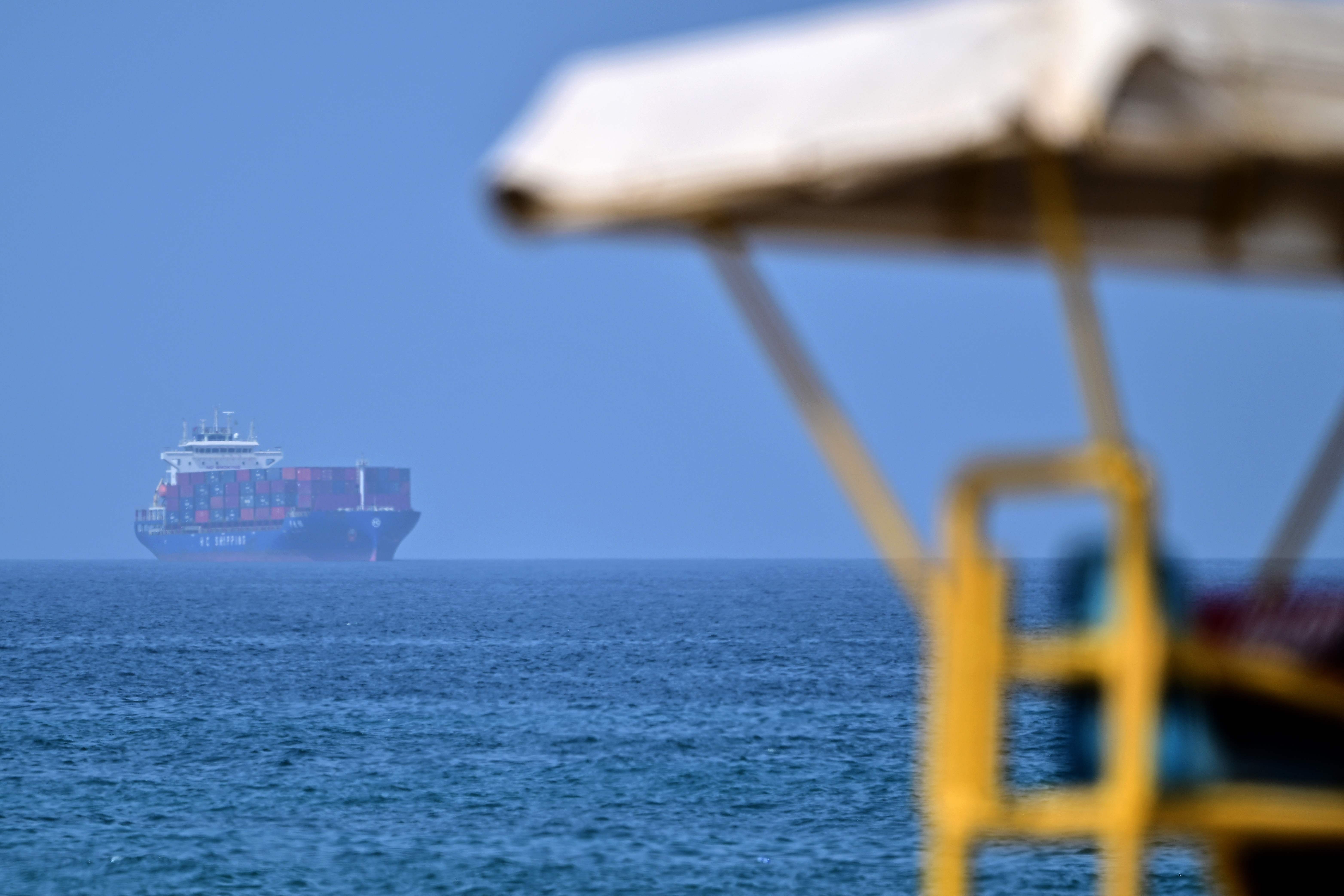 Guarda do Irã diz ter atingido segunda embarcação no Estreito de Ormuz, segundo a mídia estatal.