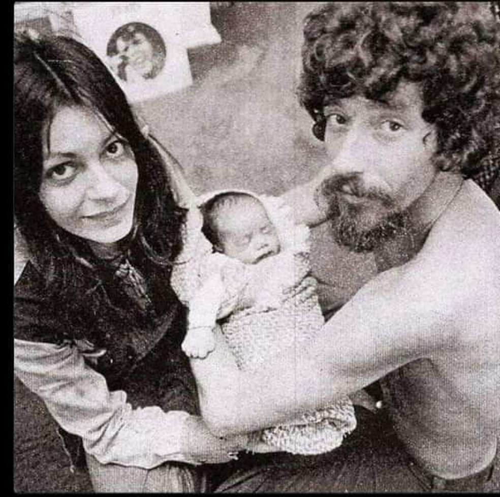 Raul Seixas, então casado com Gloria Vaquer, e a filha Scarlet — Foto: Reprodução