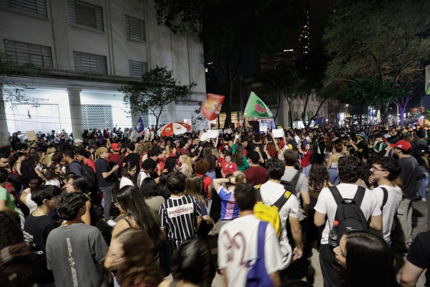 Mackenzie e PUC-Rio vetam atos pró-Lula e pró-Flávio Bolsonaro