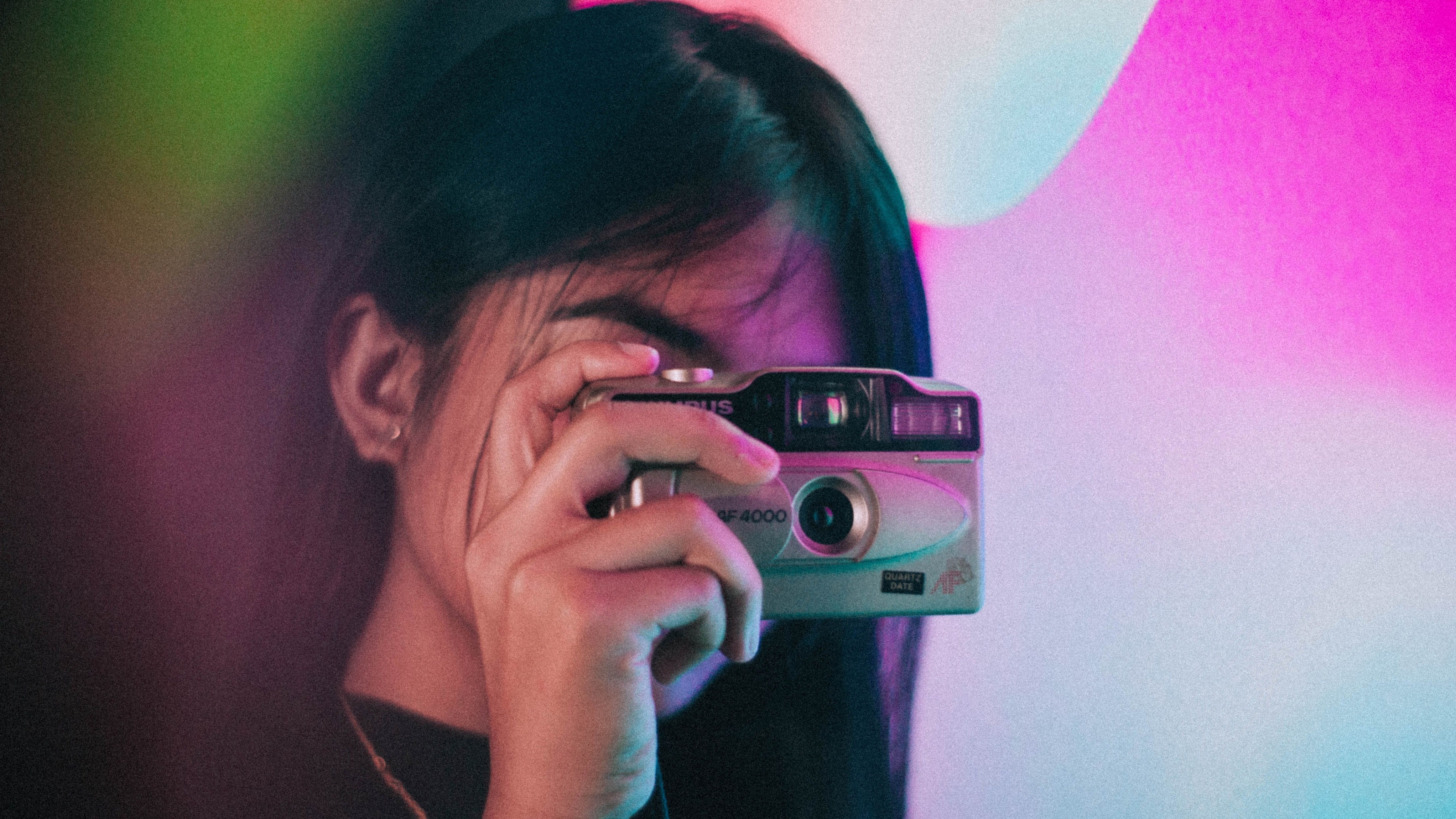 Flash estourado, fotos tremidas e câmeras compactas: por que queremos fotografar como nos anos 2000 - Foto
