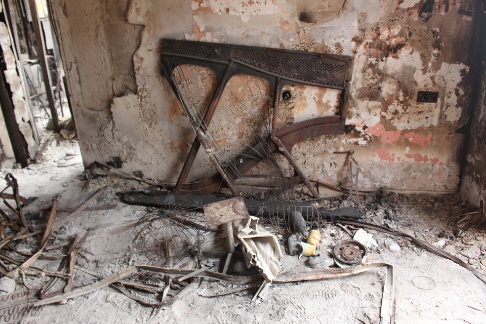 O que restou de piano após o incêndio da casa de Oded Lifshitz no kibutz Nir'Oz. — Foto: Renato Vasconcelos/O GLOBO