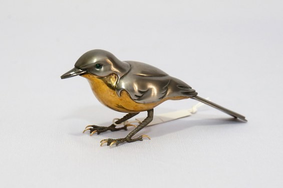 Escultura confeccionada em metal do passarinho Alvéola-amarela, nativo do Catar. Valor: R$ 130,65 — Foto: Divulgação