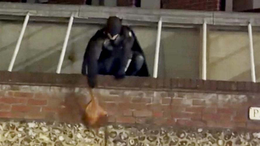 'Batman' persegue ladrão pelas ruas e recupera bolsa roubada na Inglaterra; vídeo