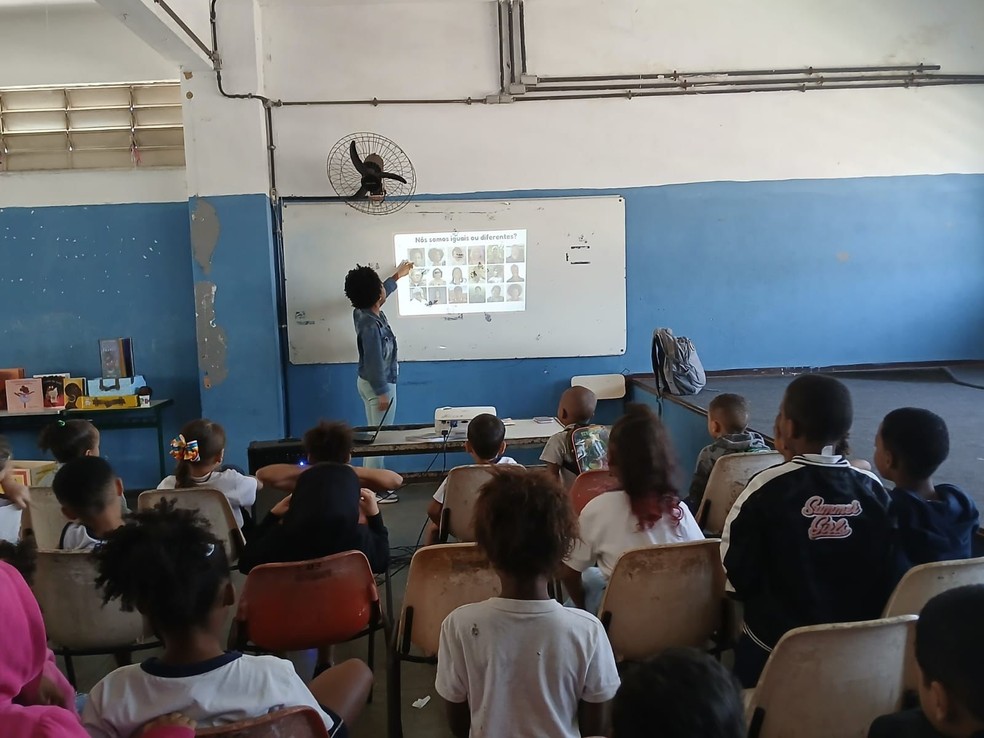 A jovem durante uma palestra para crianças do ensino fundamental de uma escola em seu bairro — Foto: Arquivo pessoal