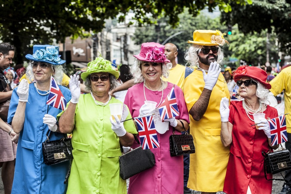 Bolsas podem at&eacute; fazer parte do look da fantasia, como os amigos no bloco Suvaco do Cristo, mas exigem cuidado redobrado em meio a multid&otilde;es para evitar furtos &mdash; Foto: Gustavo StephanRiotur/Divulga&ccedil;&atilde;o