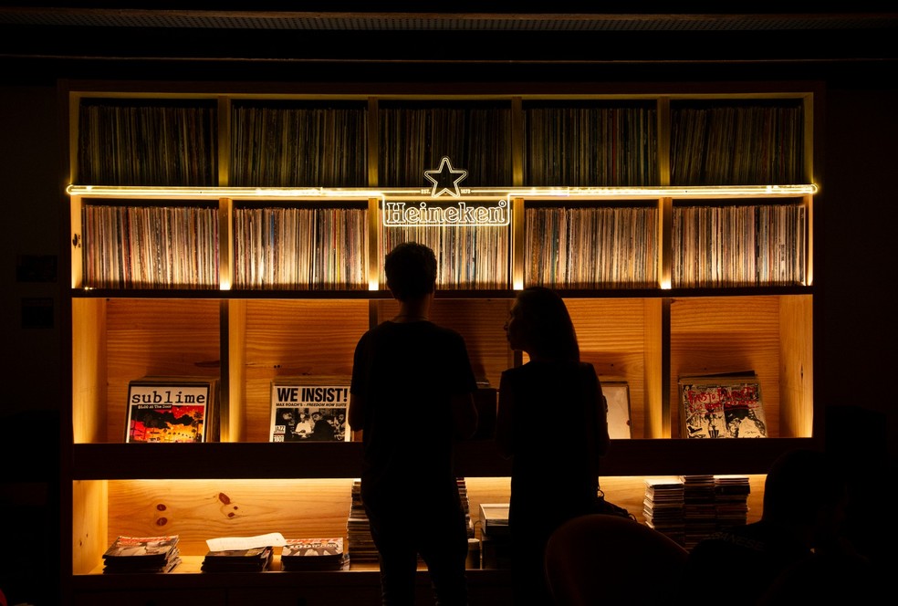Parede de discos do Fatchia, com álbuns à venda — Foto: Alexandre Cassiano