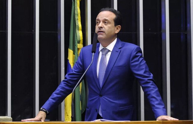 Justiça bloqueia R$ 5 milhões de André Moura por suspeita de fraude em contrato do Governo do RJ
